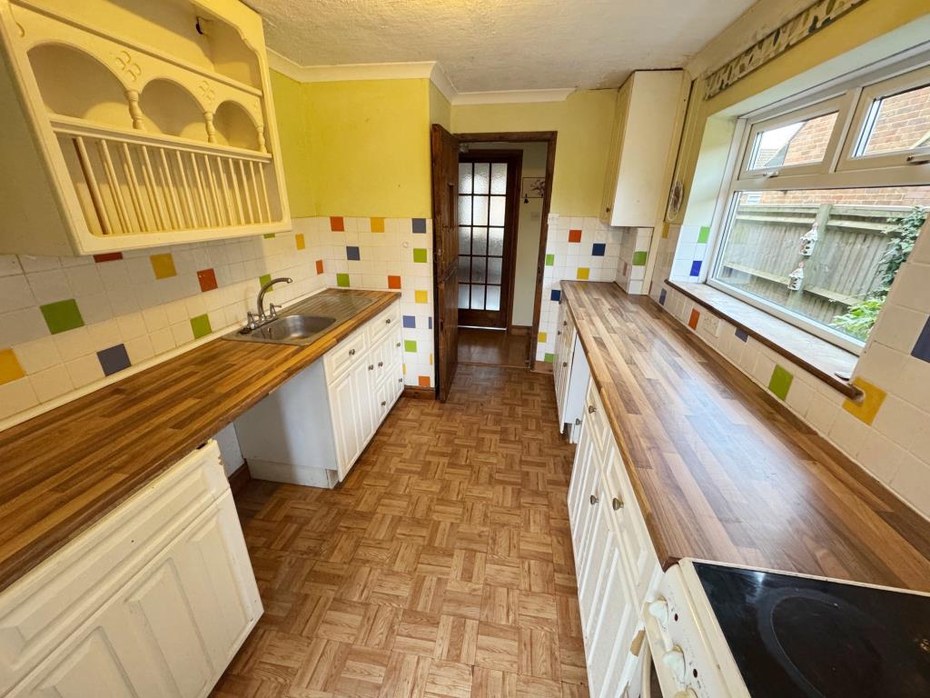 Lot: 156 - DOUBLE BAY WINDOW TWO-BEDROOM SEMI-DETACHED BUNGLAOW - Kitchen - view 2